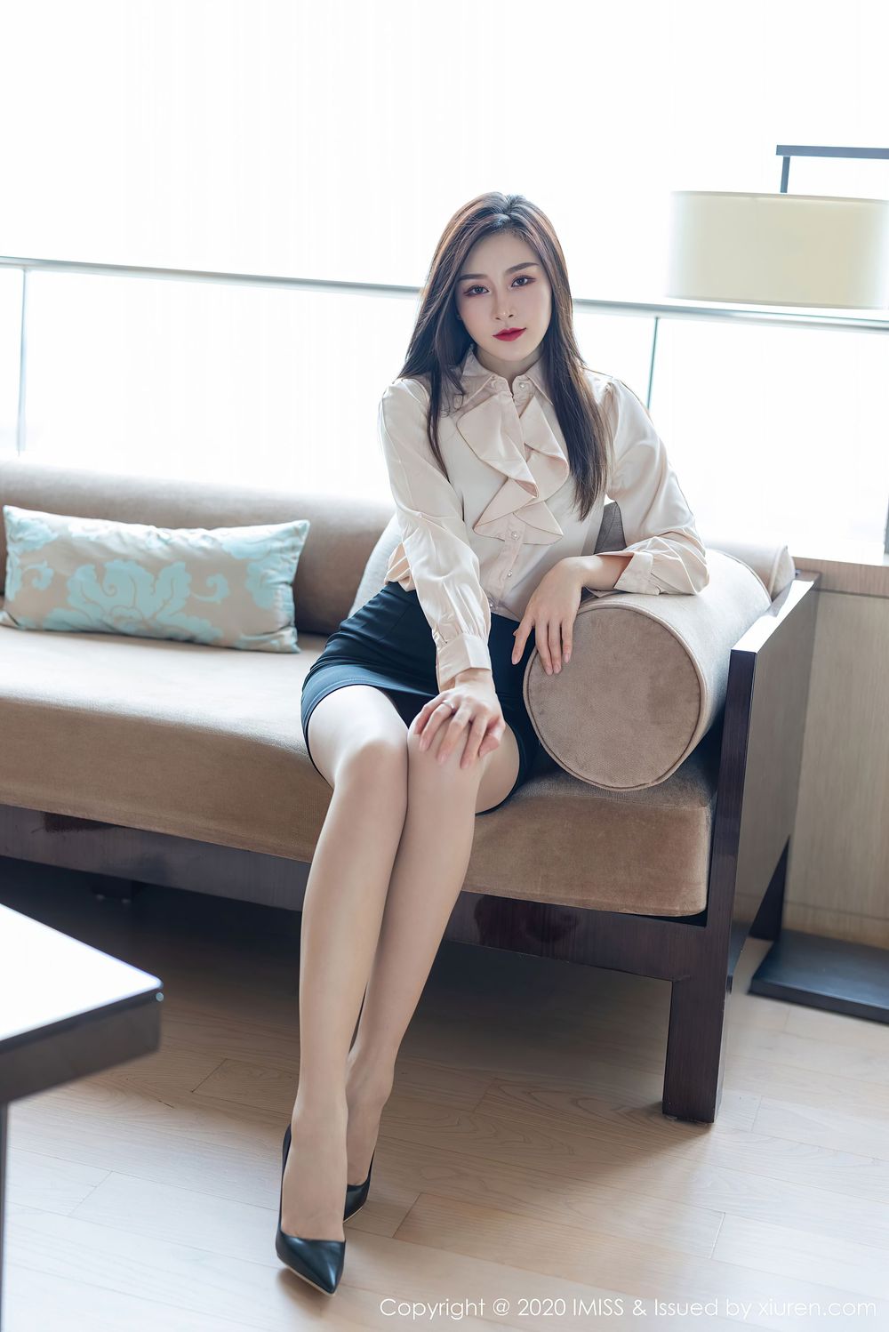 [IMiss爱蜜社] 气质美女Vanessa - 丝袜美腿职场OL制服系列写真 Vol.528