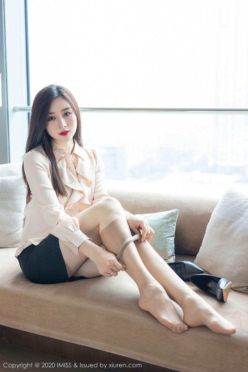 [IMiss爱蜜社] 气质美女Vanessa - 丝袜美腿职场OL制服系列写真 Vol.528