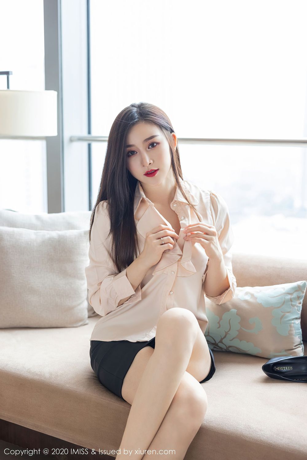 [IMiss爱蜜社] 气质美女Vanessa - 丝袜美腿职场OL制服系列写真 Vol.528