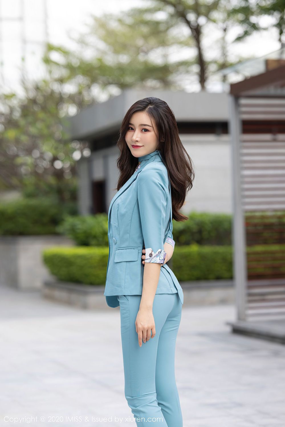 [IMiss爱蜜社] 气质美女Vanessa - 浅蓝色职业装与丝袜美腿性感写真 Vol.532