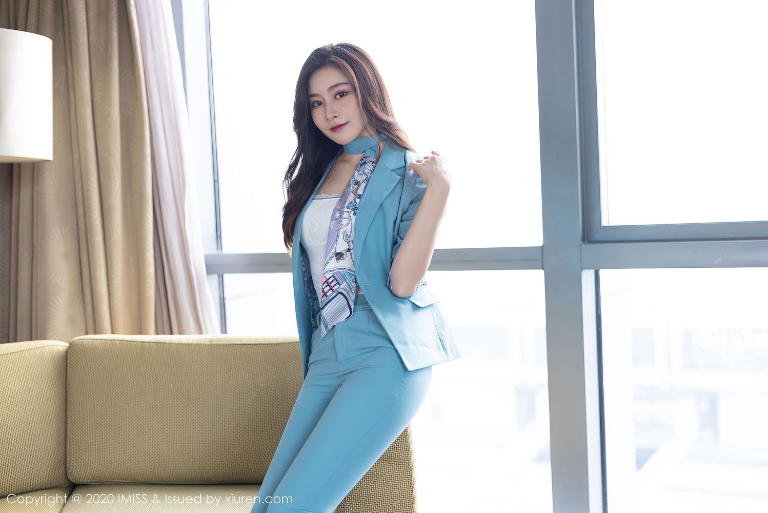 [IMiss爱蜜社] 气质美女Vanessa - 浅蓝色职业装与丝袜美腿性感写真 Vol.532