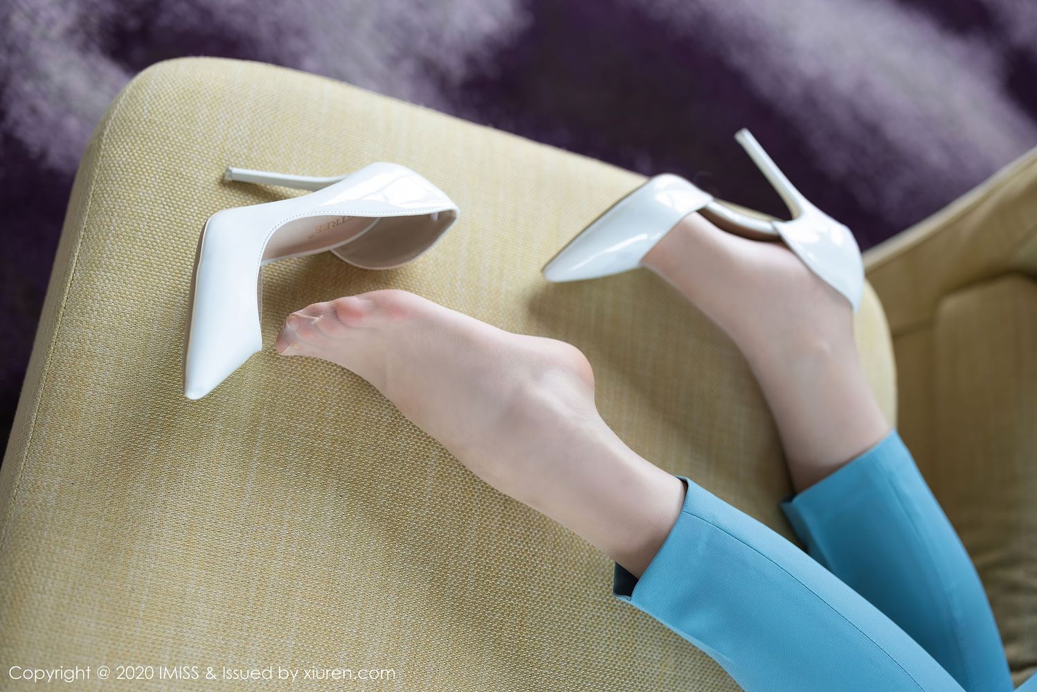 [IMiss爱蜜社] 气质美女Vanessa - 浅蓝色职业装与丝袜美腿性感写真 Vol.532