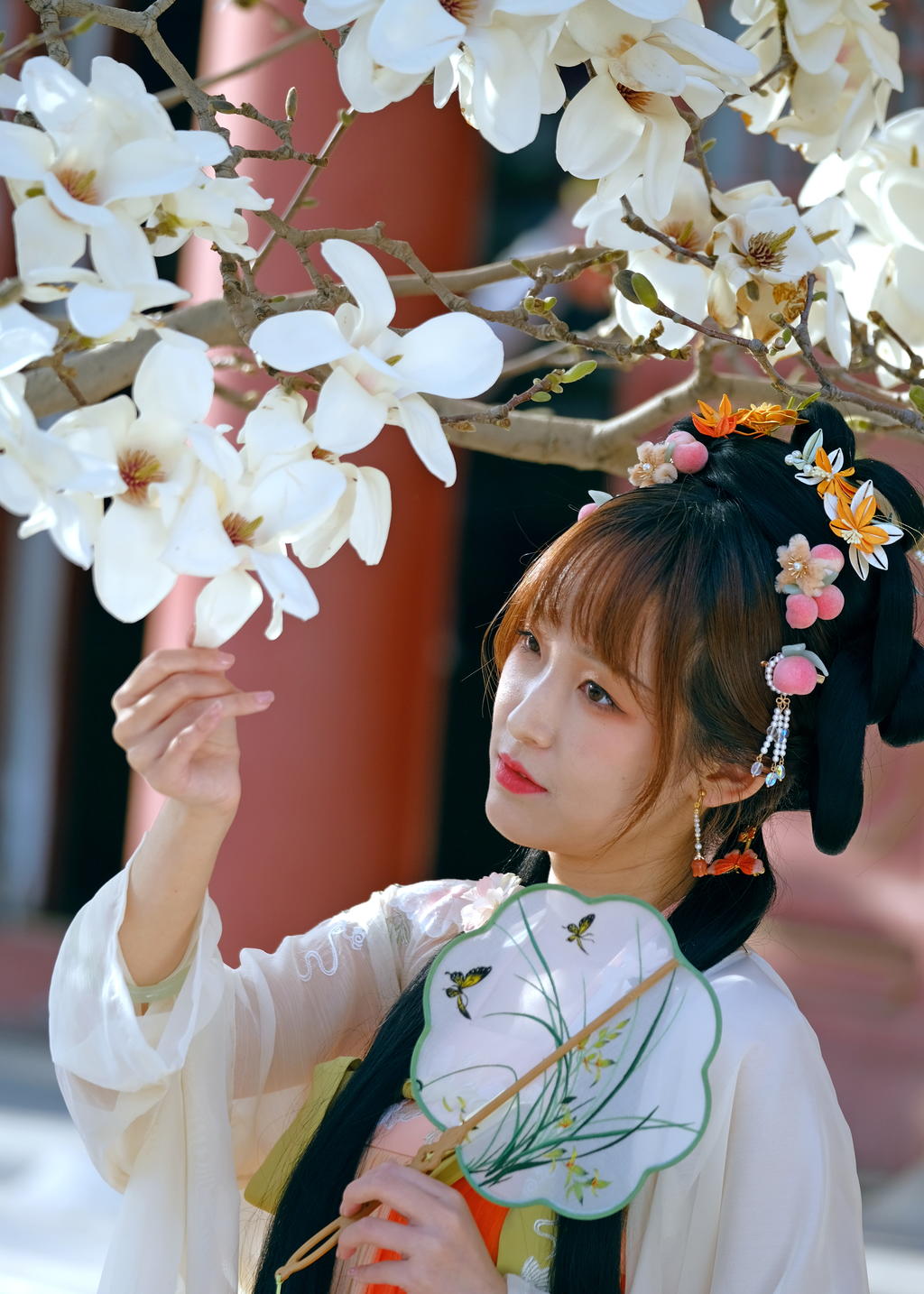 汉服美女樱花树下眉开眼笑写真