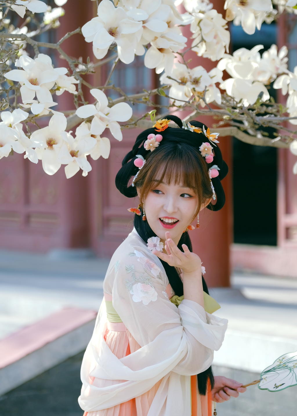 汉服美女樱花树下眉开眼笑写真