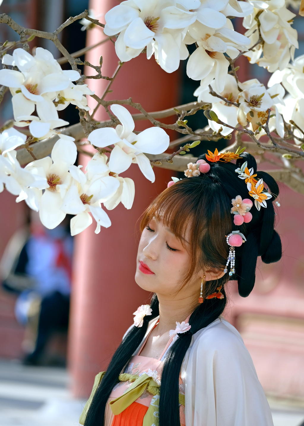 汉服美女樱花树下眉开眼笑写真