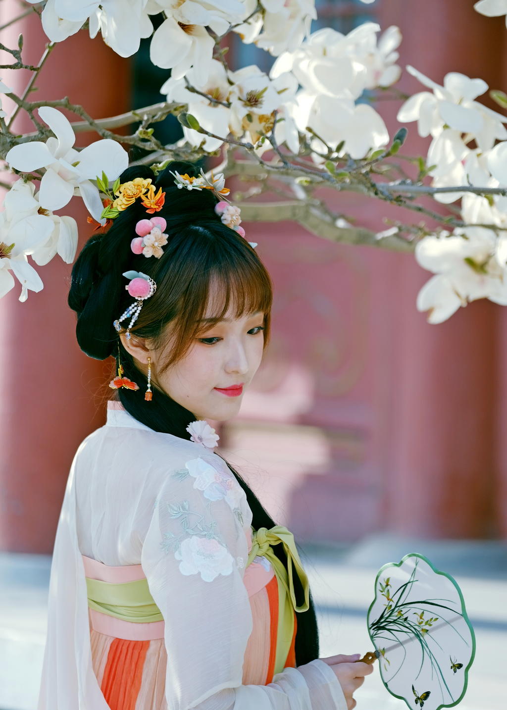 汉服美女樱花树下眉开眼笑写真