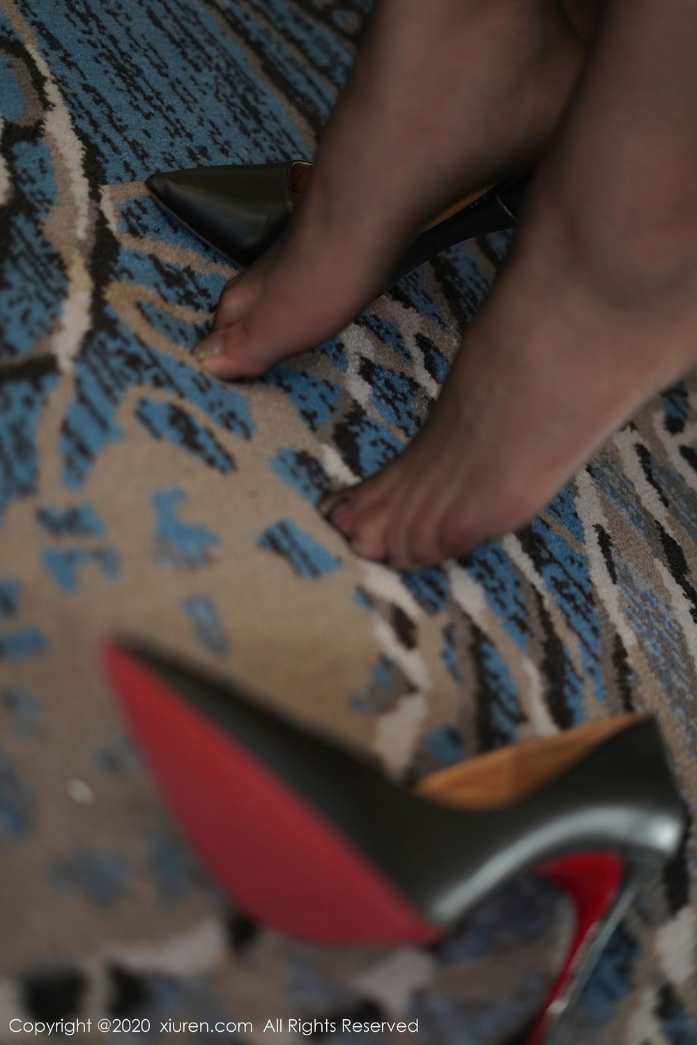 [XiuRen秀人网] 新人模特Isabelle贵贵 - 黑丝美腿职场OL首套写真 No.2889