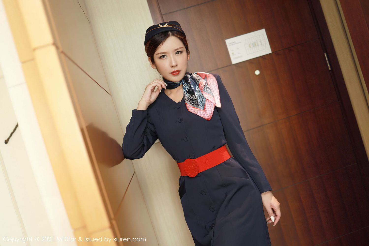 [MFStar模范学院] 美女模特Isabelle贵贵 - 黑色空乘职业制服性感写真 VOL.437