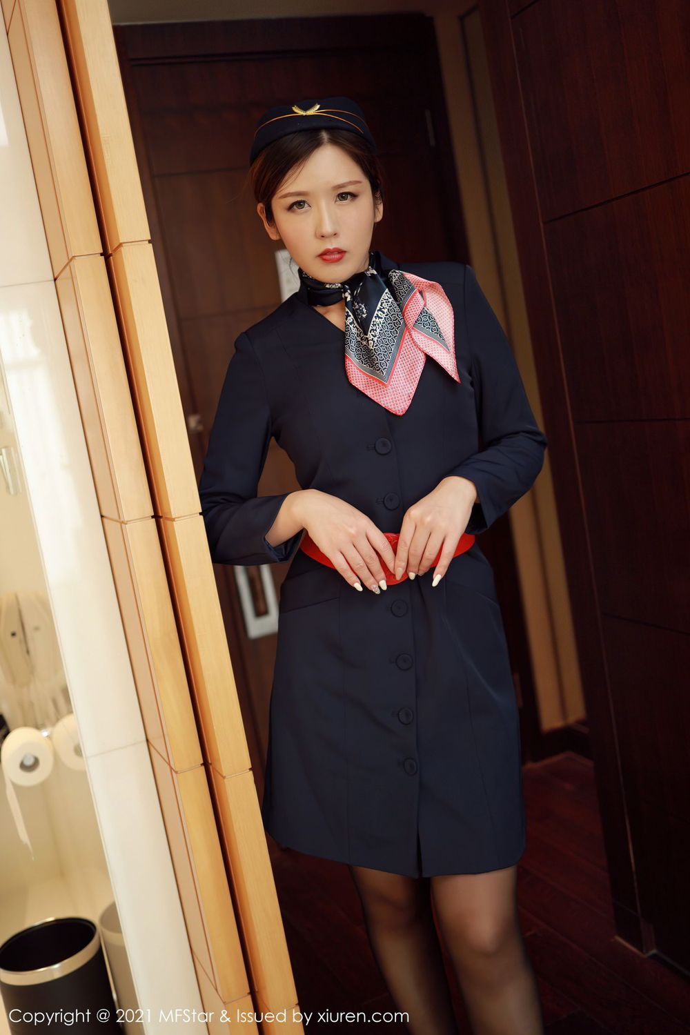 [MFStar模范学院] 美女模特Isabelle贵贵 - 黑色空乘职业制服性感写真 VOL.437