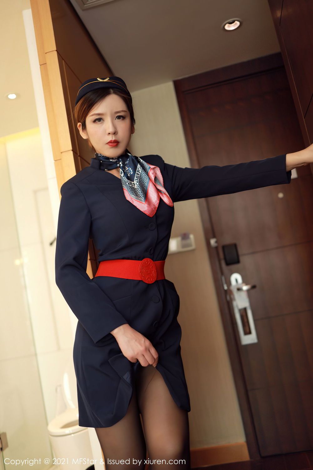 [MFStar模范学院] 美女模特Isabelle贵贵 - 黑色空乘职业制服性感写真 VOL.437