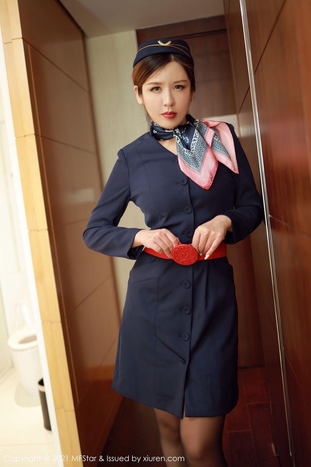 [MFStar模范学院] 美女模特Isabelle贵贵 - 黑色空乘职业制服性感写真 VOL.437