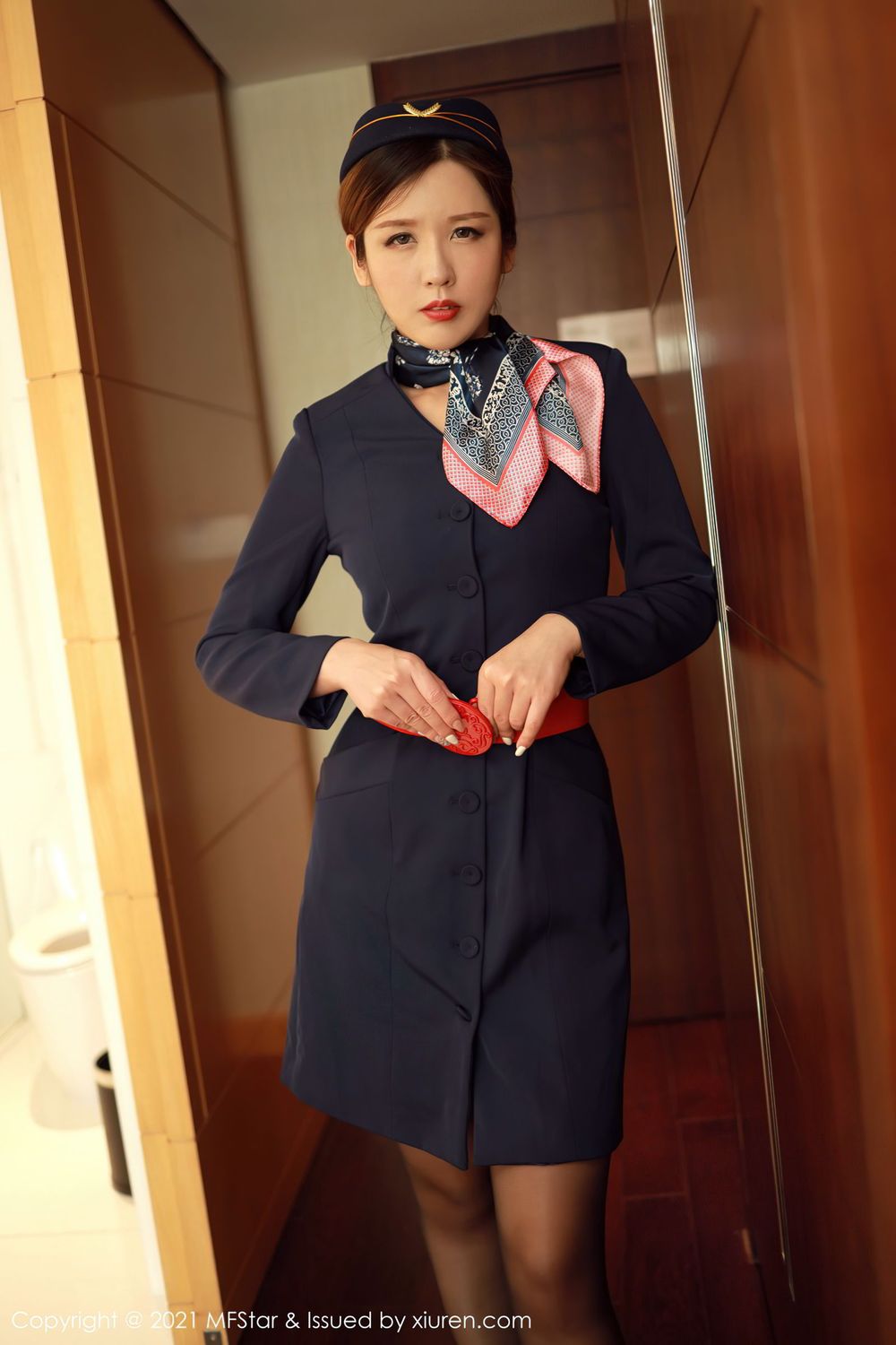 [MFStar模范学院] 美女模特Isabelle贵贵 - 黑色空乘职业制服性感写真 VOL.437