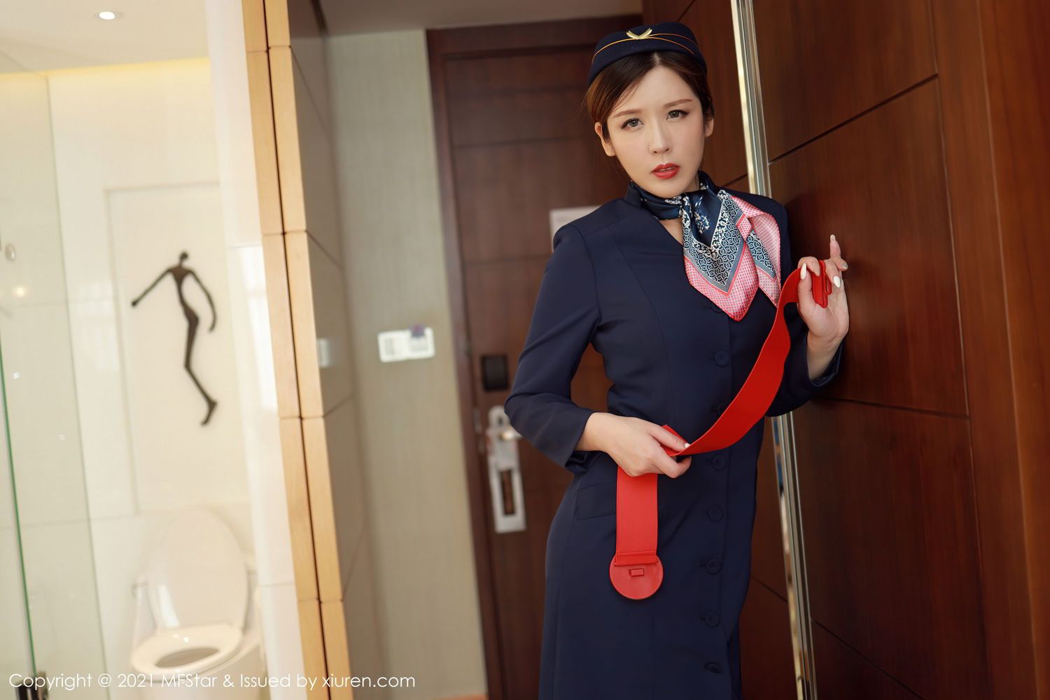 [MFStar模范学院] 美女模特Isabelle贵贵 - 黑色空乘职业制服性感写真 VOL.437