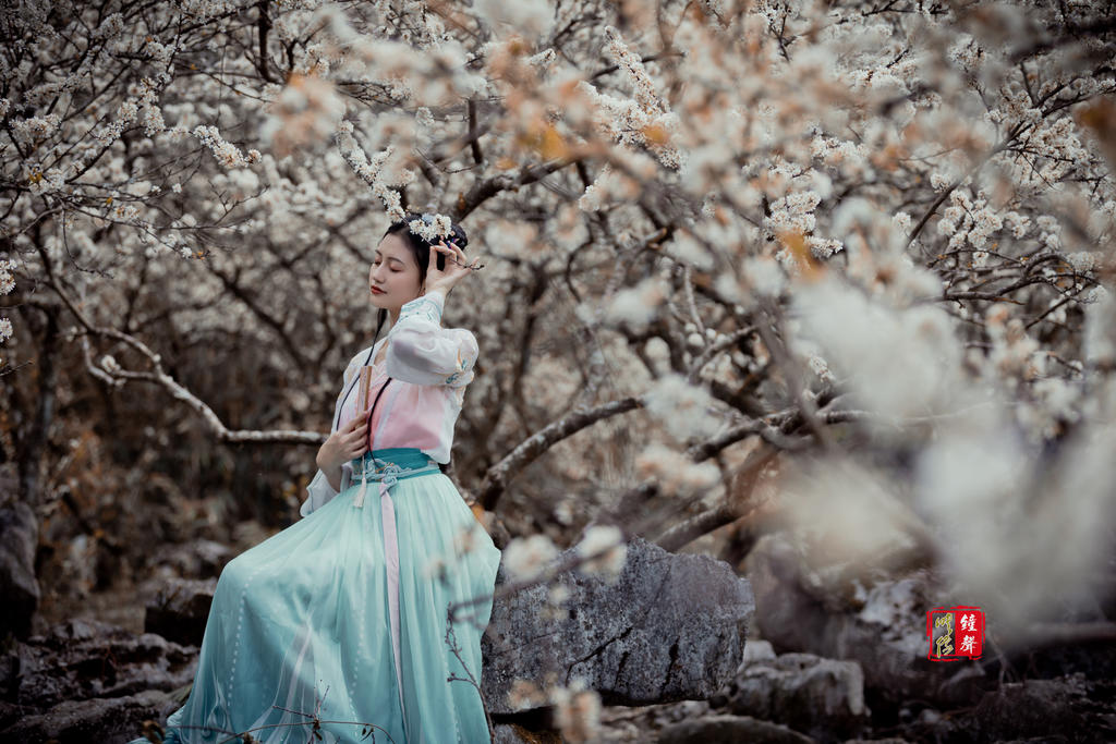 古装美女樱花树下唯美浪漫写真
