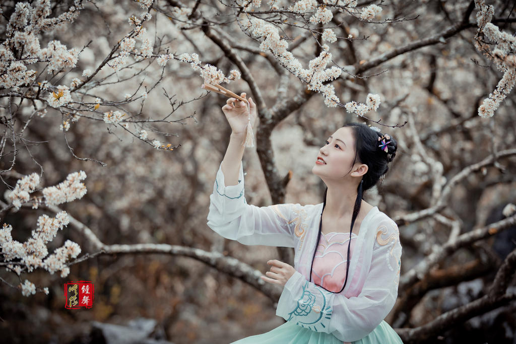 古装美女樱花树下唯美浪漫写真