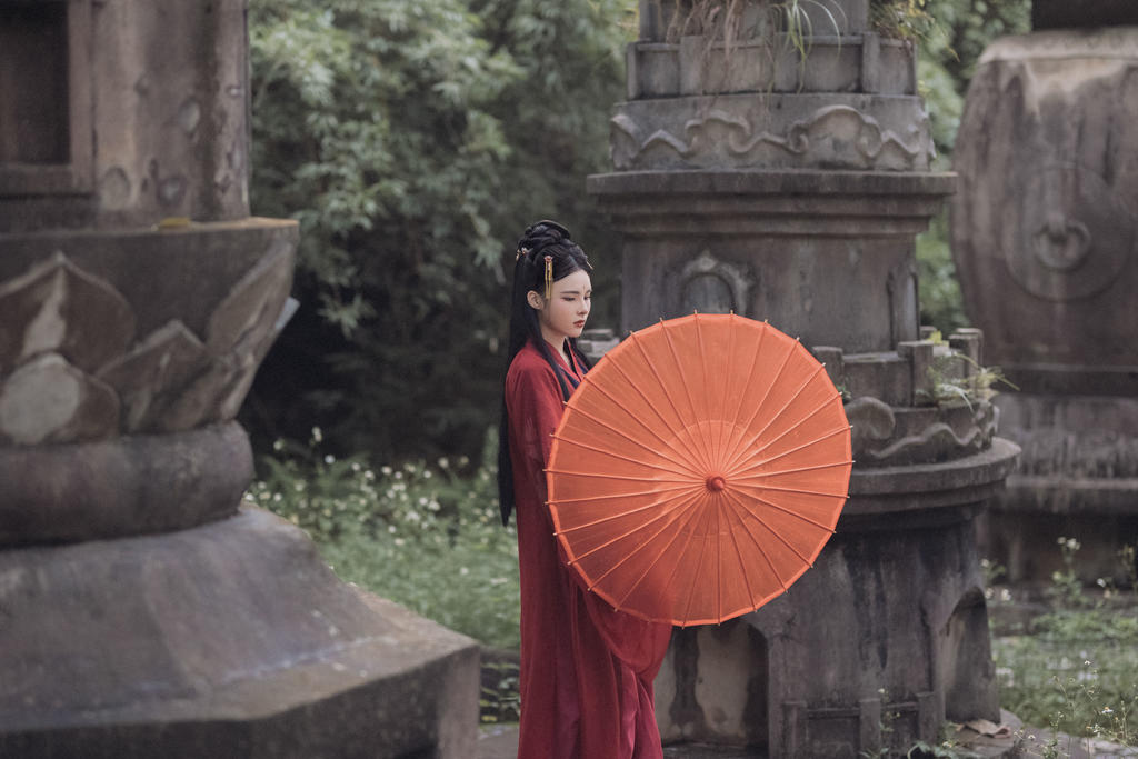 红装美女长发及腰美艳动人私拍