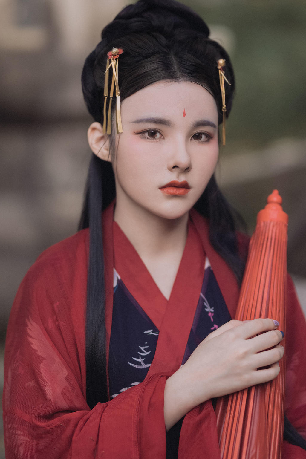 红装美女长发及腰美艳动人私拍