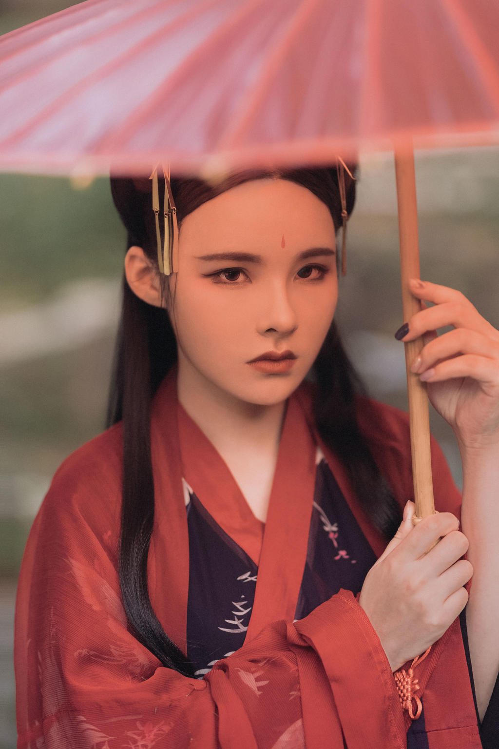 红装美女长发及腰美艳动人私拍