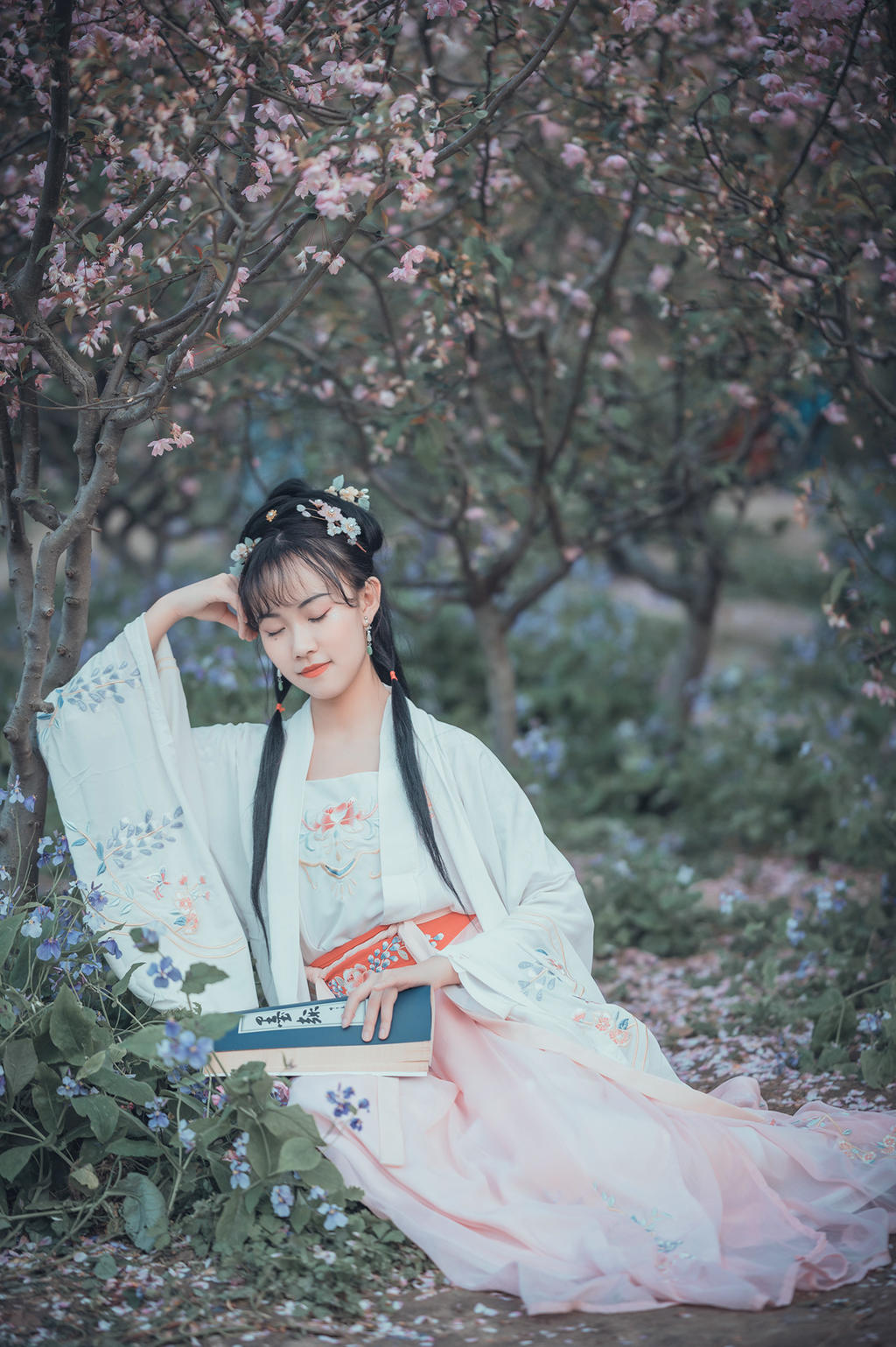 汉服美女饱读诗书气质文雅写真