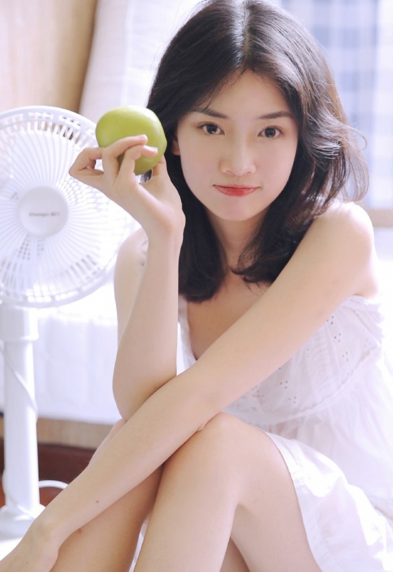 清纯美女吊带白裙唯美动人写真