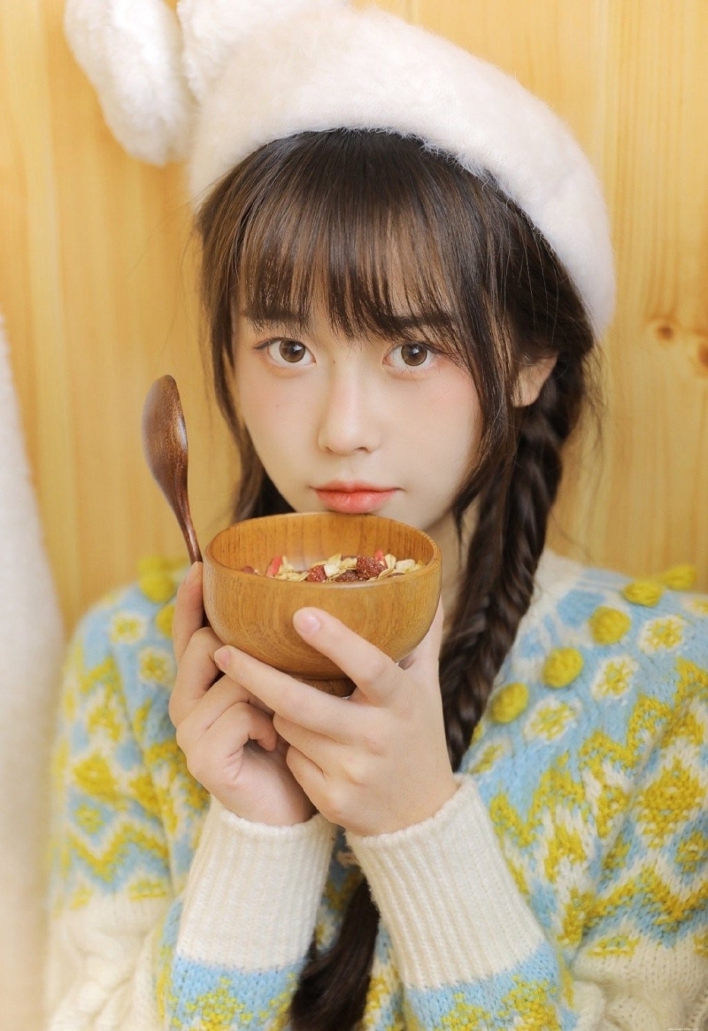 贝雷帽美眉韩式麻花辫私房写真
