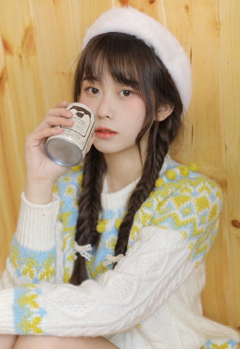 贝雷帽美眉韩式麻花辫私房写真