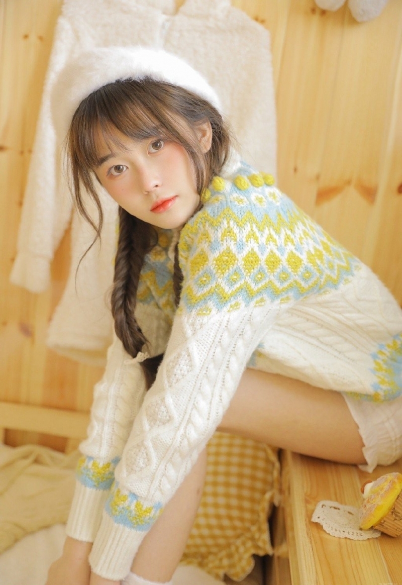 贝雷帽美眉韩式麻花辫私房写真