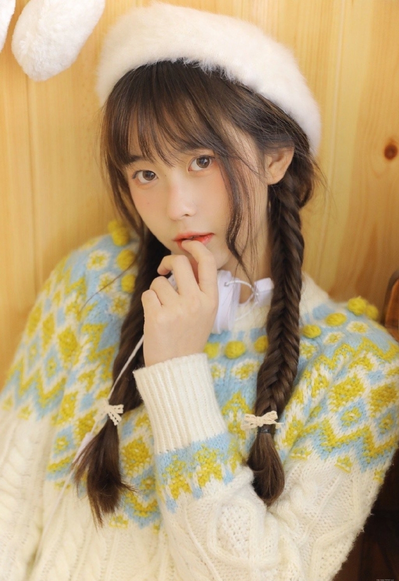 贝雷帽美眉韩式麻花辫私房写真