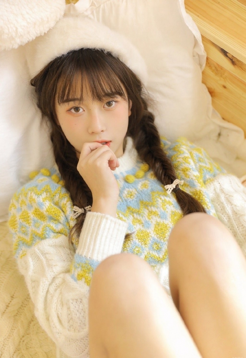 贝雷帽美眉韩式麻花辫私房写真