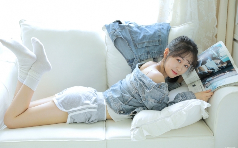 甜美女孩吊带香肩清新可人套图