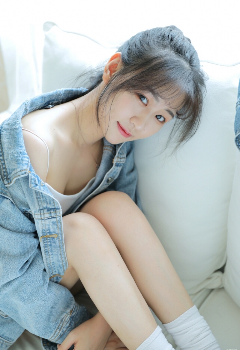 甜美女孩吊带香肩清新可人套图