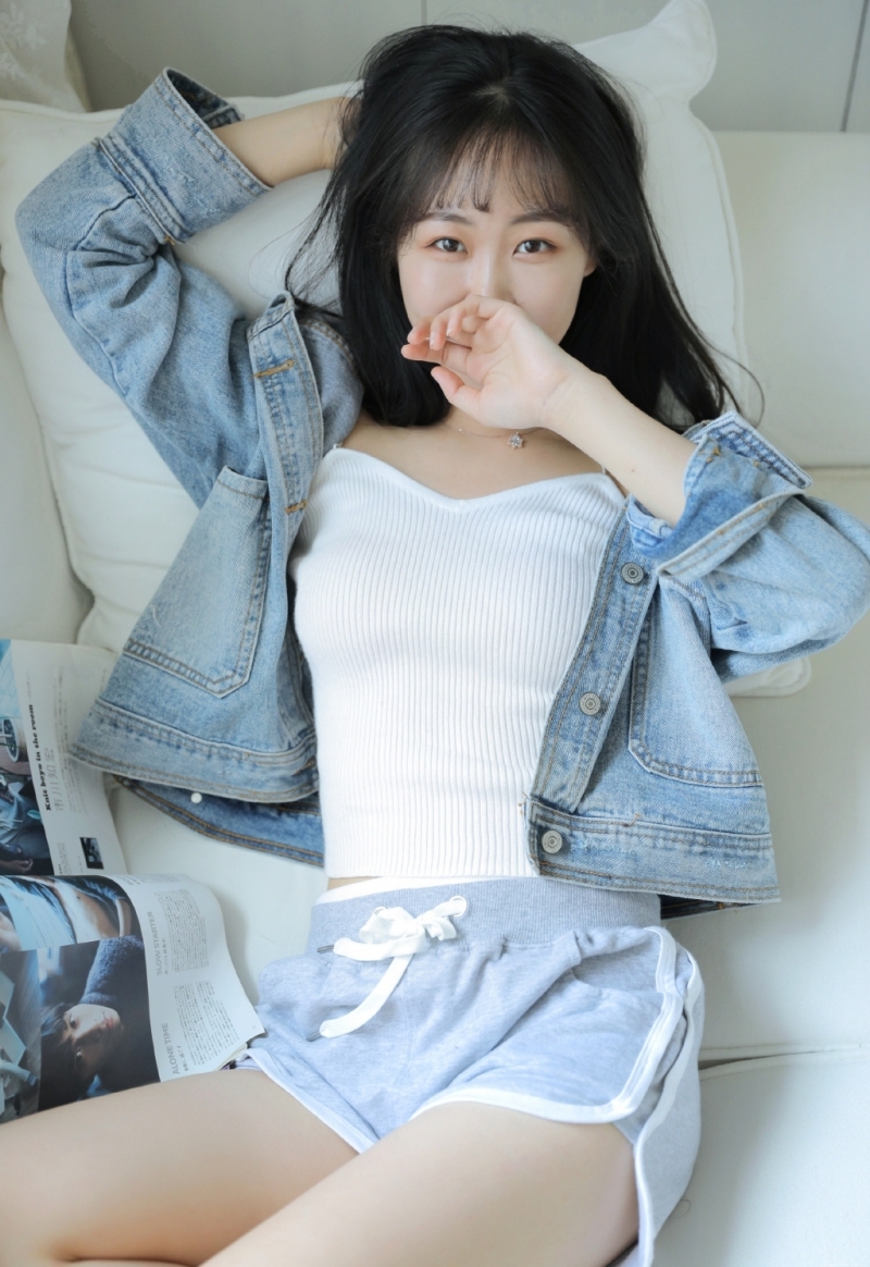 甜美女孩吊带香肩清新可人套图