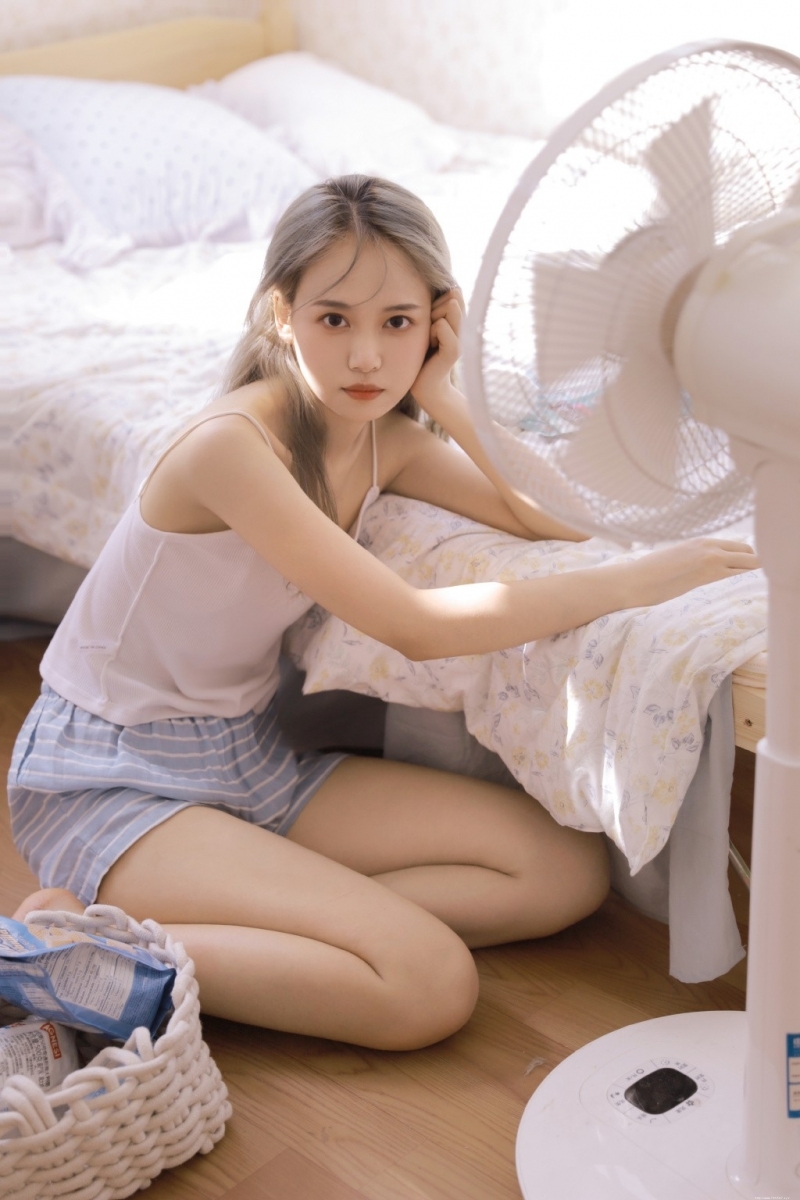 吊带美女牛仔热裤美腿玉足写真