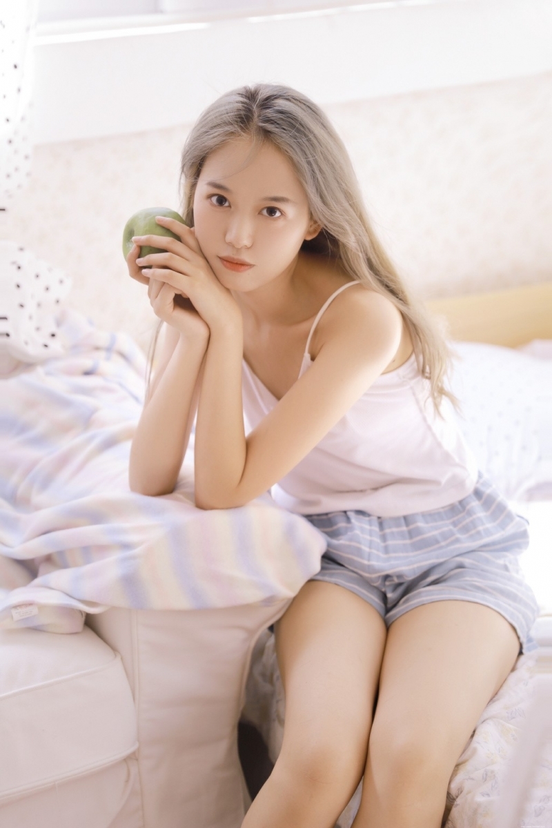 吊带美女牛仔热裤美腿玉足写真