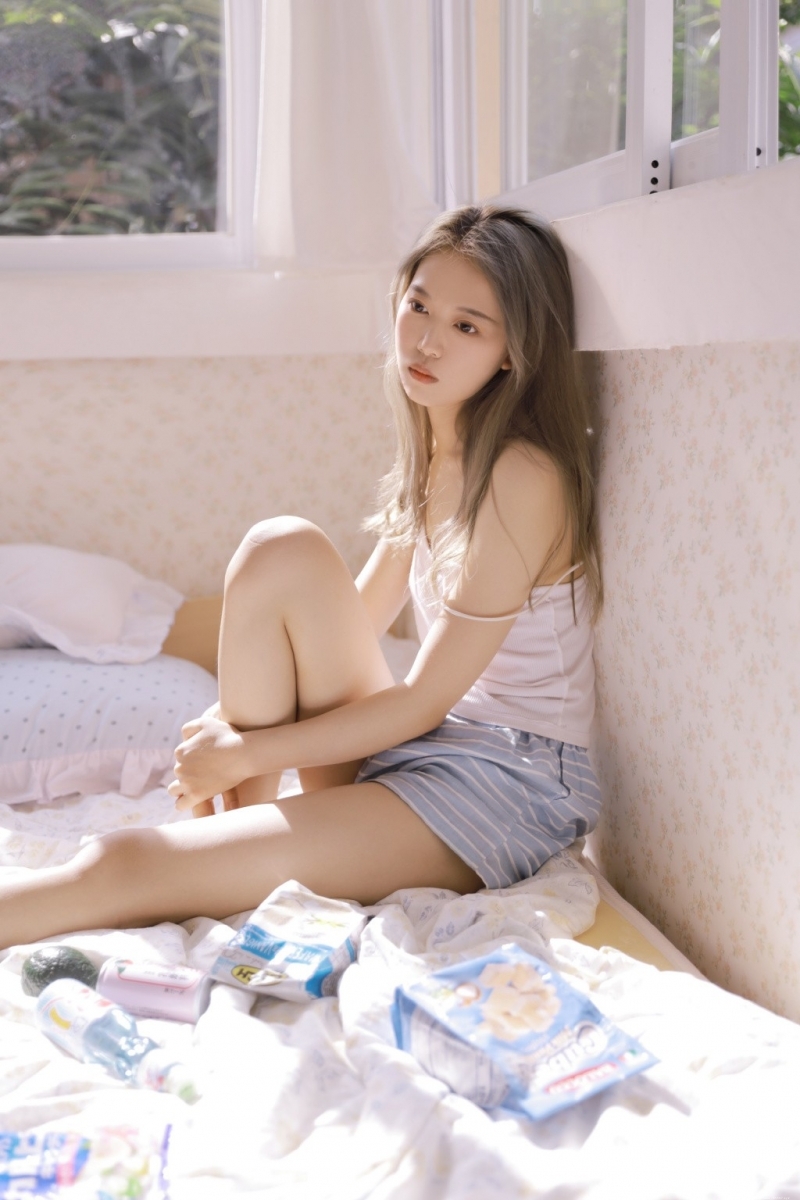 吊带美女牛仔热裤美腿玉足写真