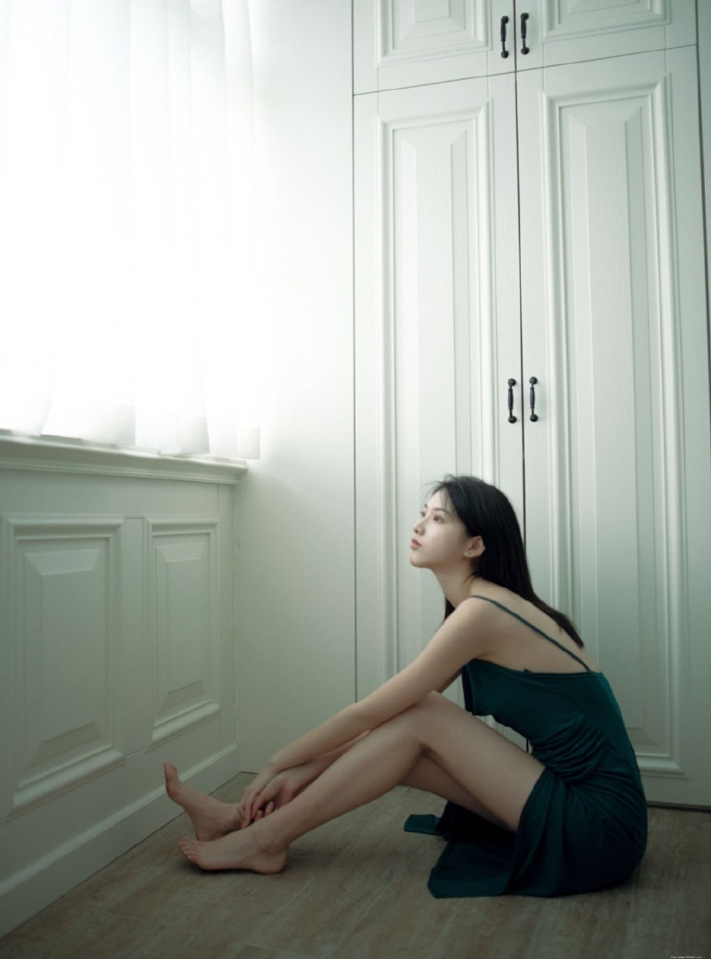 长发美女吊带短裙香肩美背图片