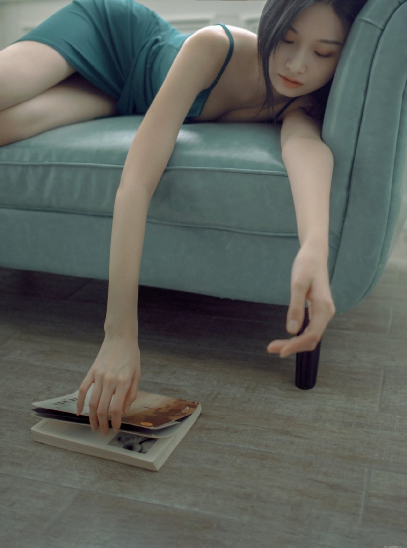 长发美女吊带短裙香肩美背图片