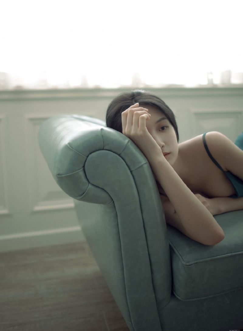 长发美女吊带短裙香肩美背图片