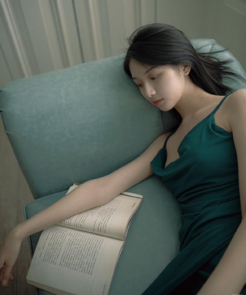 长发美女吊带短裙香肩美背图片