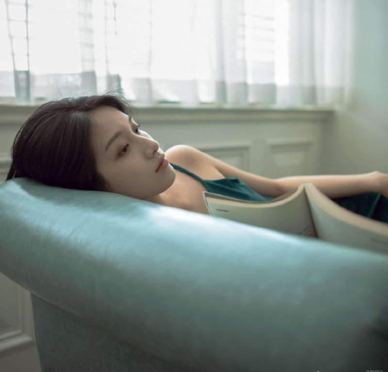 长发美女吊带短裙香肩美背图片