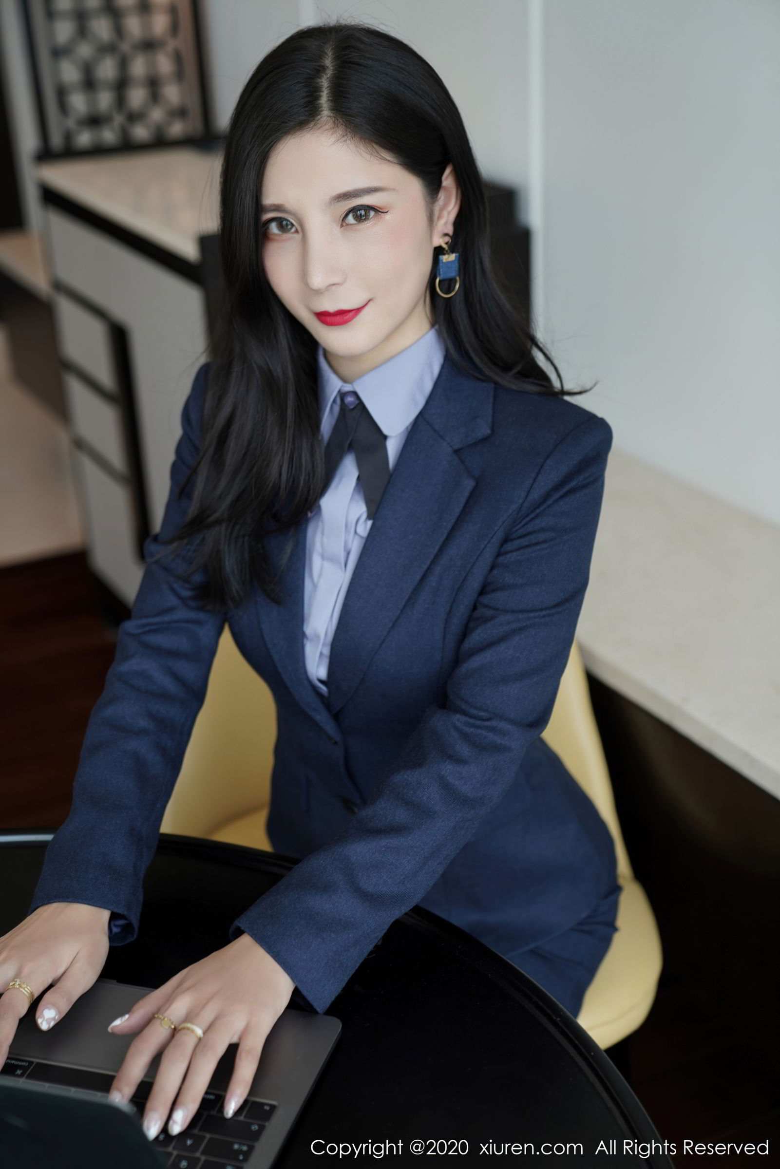 [XiuRen秀人网] 美女模特小蛮妖Yummy - 白衬衫黑短裙职业装系列写真 No.2816