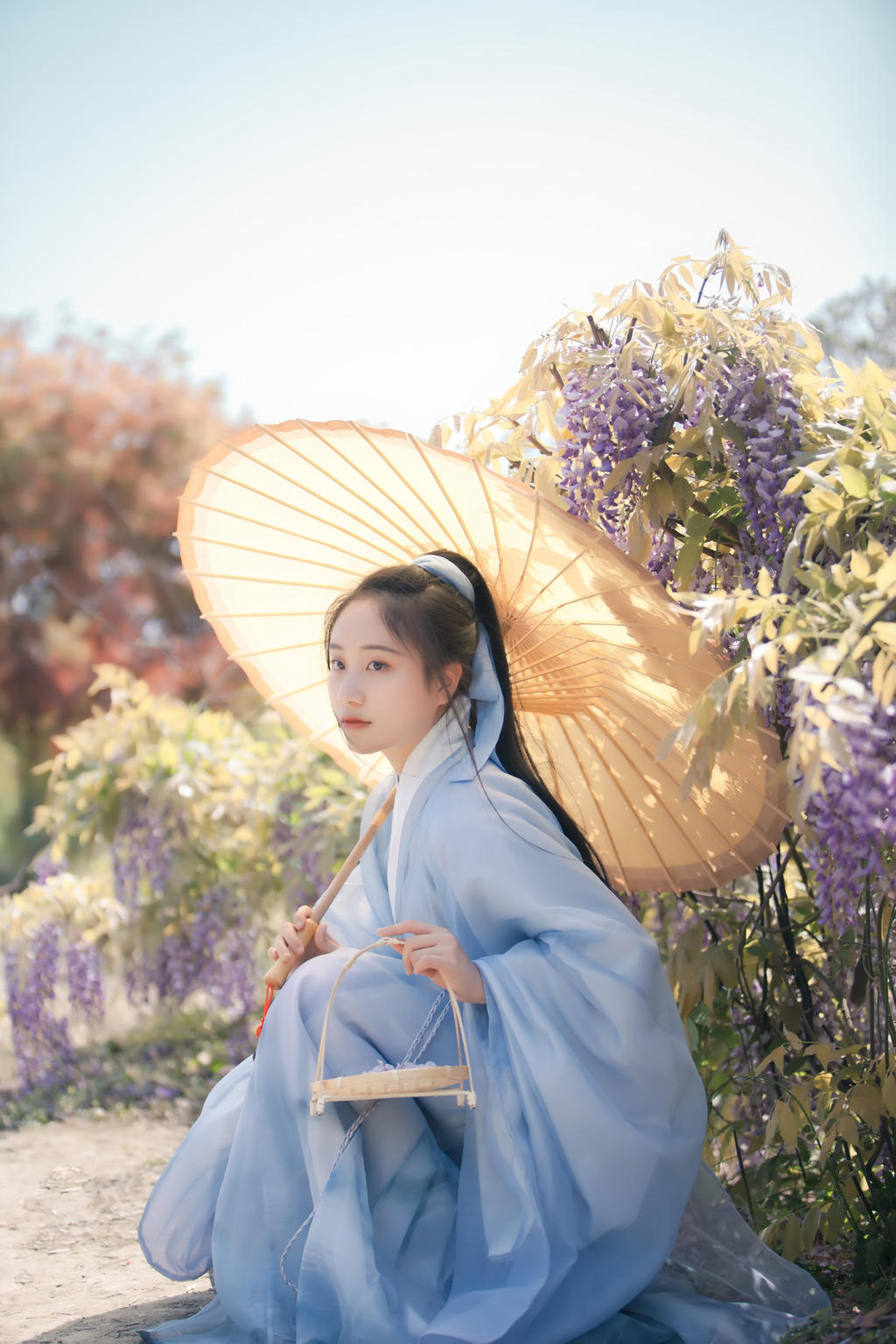 古装美女手撑油伞漫步紫藤美图