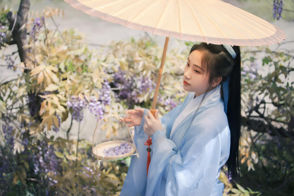 古装美女手撑油伞漫步紫藤美图