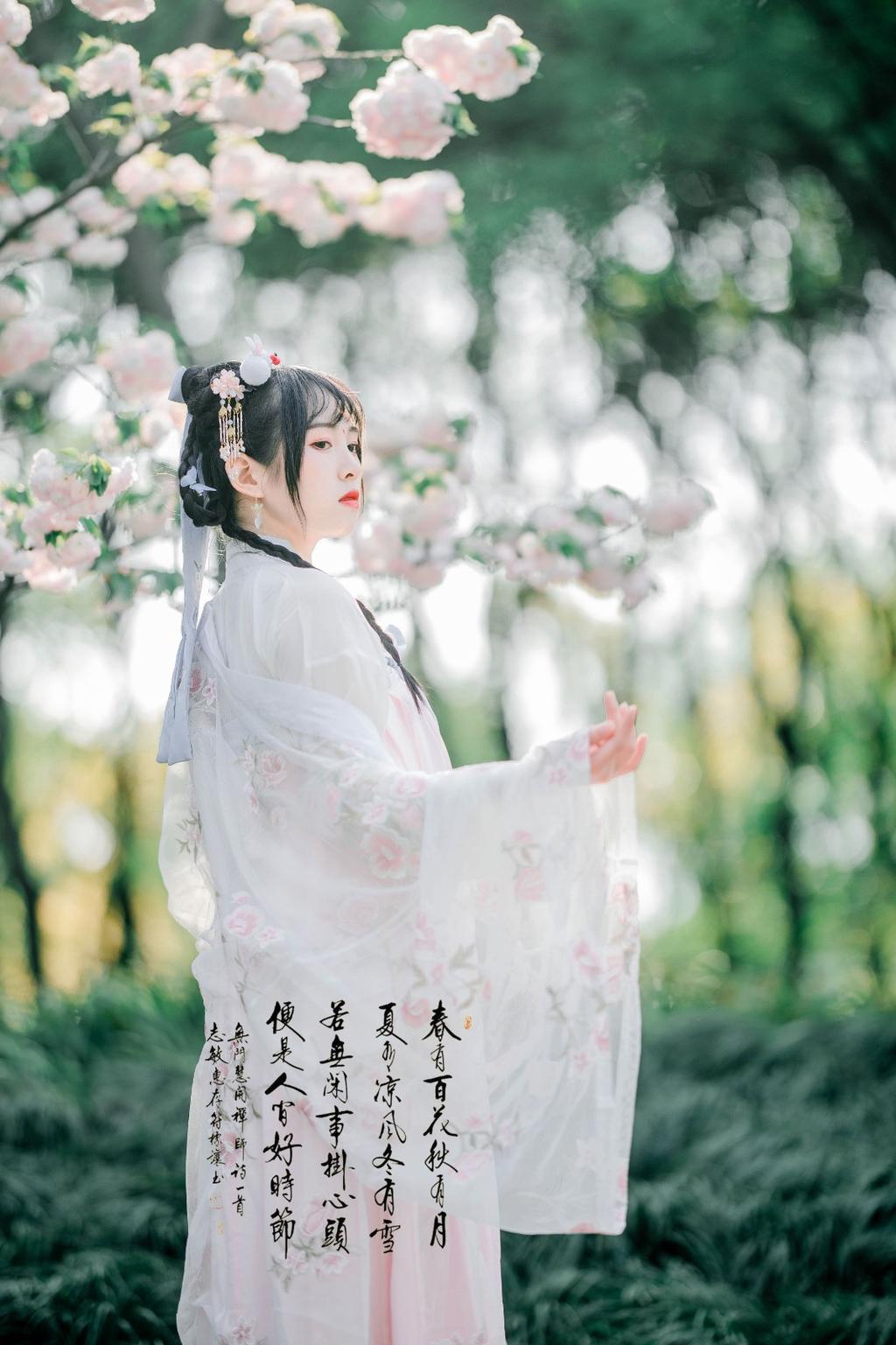 古装美女面若桃花身似扶柳图片