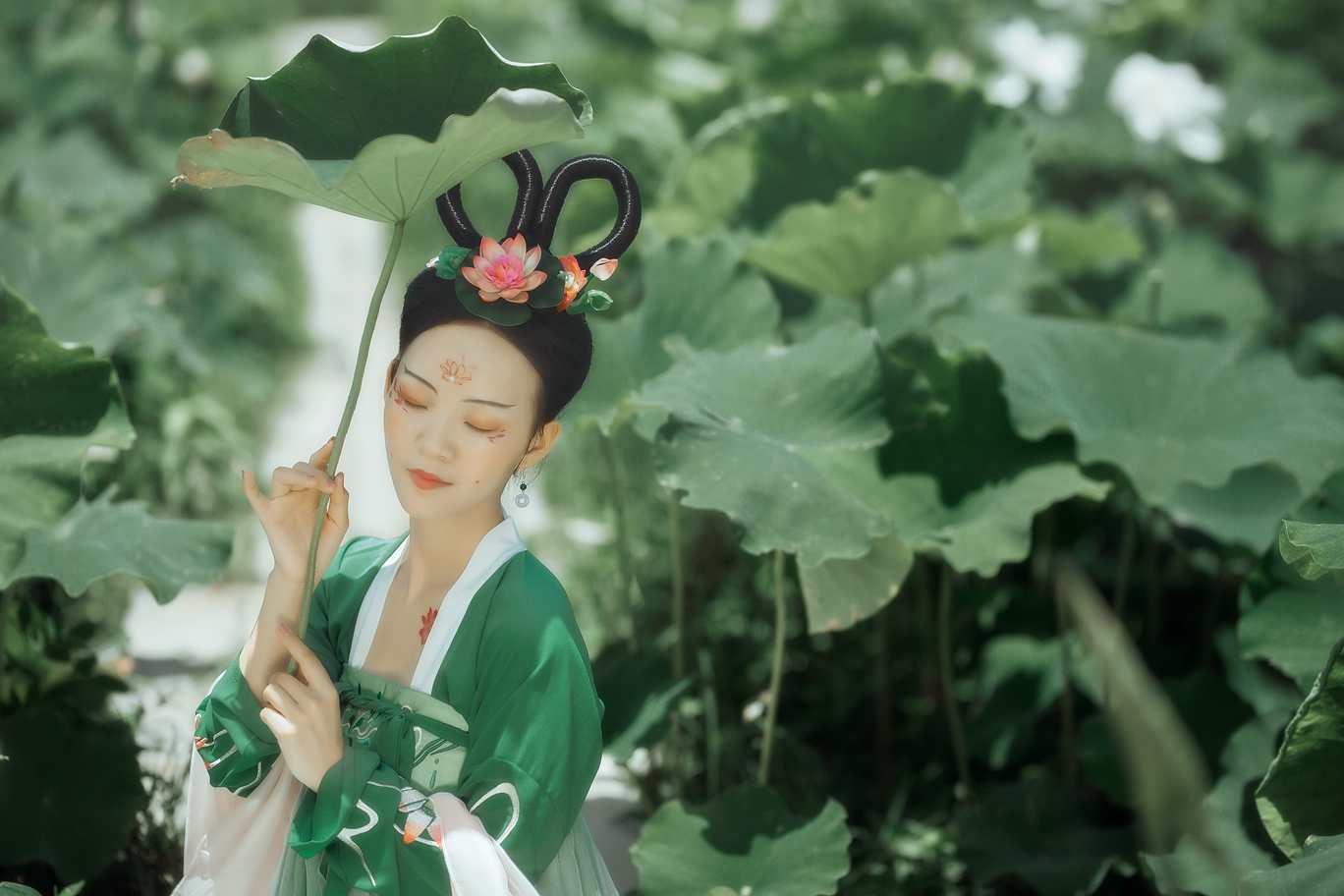 汉服美女荷塘月色唯美古装摄影