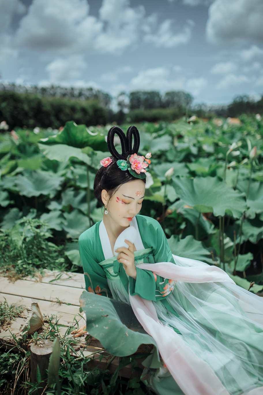 汉服美女荷塘月色唯美古装摄影