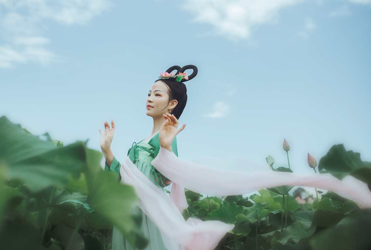 汉服美女荷塘月色唯美古装摄影
