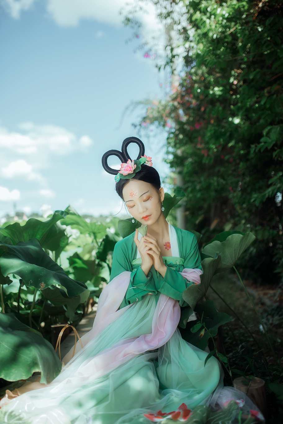 汉服美女荷塘月色唯美古装摄影