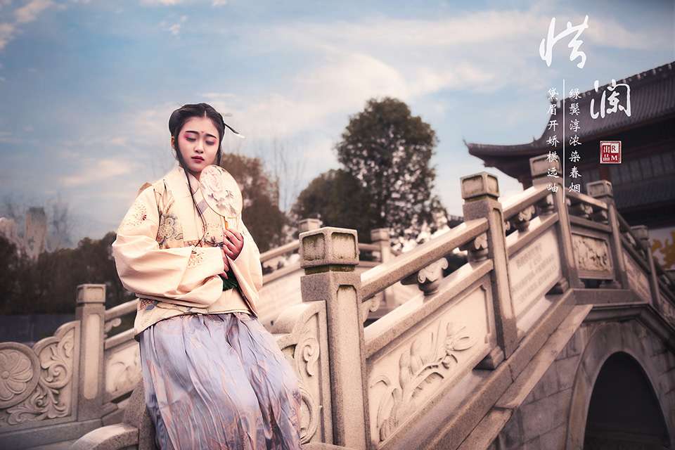 典雅娴静汉服美女步步生莲写真