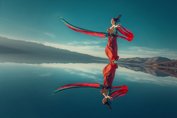 古筝美女红妆素裹翩翩起舞图片